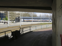 906244 Gezicht door de Leidseveertunnel te Utrecht, met op de achtergrond de grote fietsenloodsen op het Smakkelaarsveld.